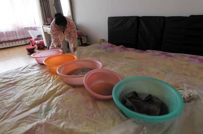 调兵山楼上漏水，住户失联，小区没物管，业主维权难！律师来支招……